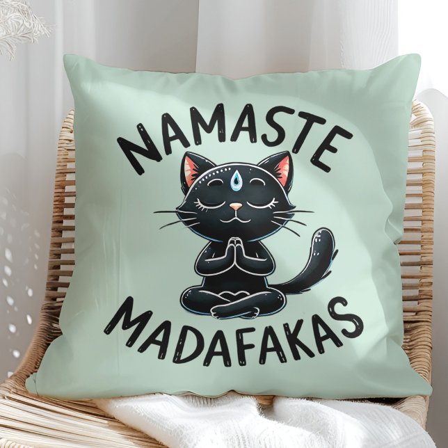 Coussin "Namaste Madafakas" Amusants Amoureux de les chats ("Namaste Madafakas" Funny Cat Lovers Throw Pillow on a sunny boho rattan chair.)