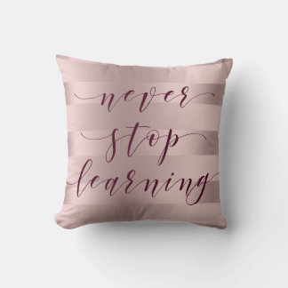 Coussin N'arrêtez jamais d'apprendre la typographie Rose-G