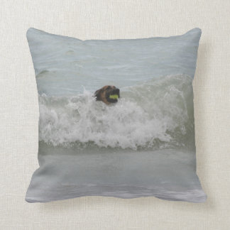 Coussin natation de berger allemand dans la vague