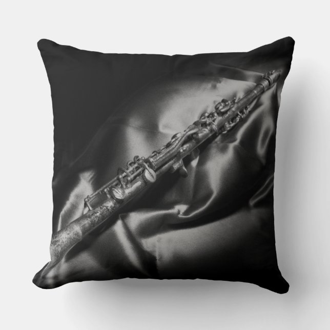 Coussin Nature morte de clarinette ancienne, N&B (Recto)