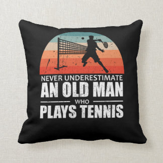 Coussin Ne Sous-Estimez Jamais Un Vieux Homme Qui Joue Au 