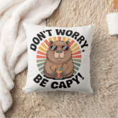 Coussin Ne t'inquiète pas, sois capy – Capybara rétro chil (Couverture)