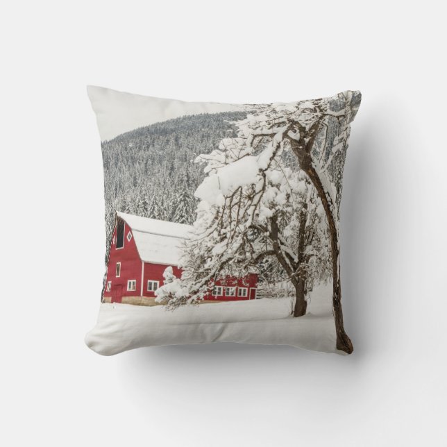 Coussin Neige fraîche sur grange rouge (Recto)