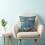 Coussin Nénuphars de Claude Monet, Impressionnisme Vintage<br><div class="desc">Nénuphar (1914) de Claude Monet est une peinture de nature impressionniste vintage. Une des nombreuses variations de peintures florales de nénuphars que Monet peint par l'étang dans son jardin fleuri à Giverny, France. À propos de l'artiste : Claude Monet (1840-1926) est un fondateur du mouvement de peinture impressionniste française, dont...</div>