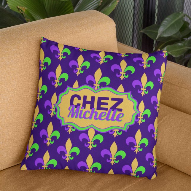 Coussin New Orleans Mardi Gras House Fleur Votre Nom (Photo approximates the 20 inch size of this pillow.)