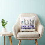 Coussin New York City Hanoukka NYC Landmarks Chanukah<br><div class="desc">Il présente une illustration originale de monuments classiques de New York, dont Washington Carré Arch, Brooklyn Bridge et Statue de la Liberté, "habillés" pour les vacances. Parfait pour tous ceux qui vivent ou aiment l'"agitation" de NYC pendant la saison Hanoukka. Cette illustration est également disponible sur d'autres produits. Ne vois-tu...</div>