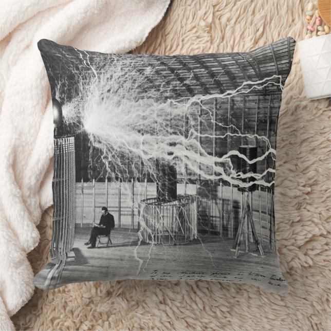 Coussin Nikola Tesla Est Assis À Côté De Son Gén À Haute T (Couverture)