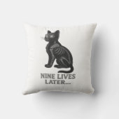 Coussin Nine Lives Later – Funny Cat T-Shirt (Verso)