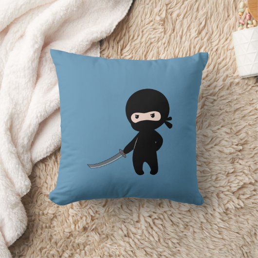 Coussin Ninja minuscule en colère sur bleu (Couverture)