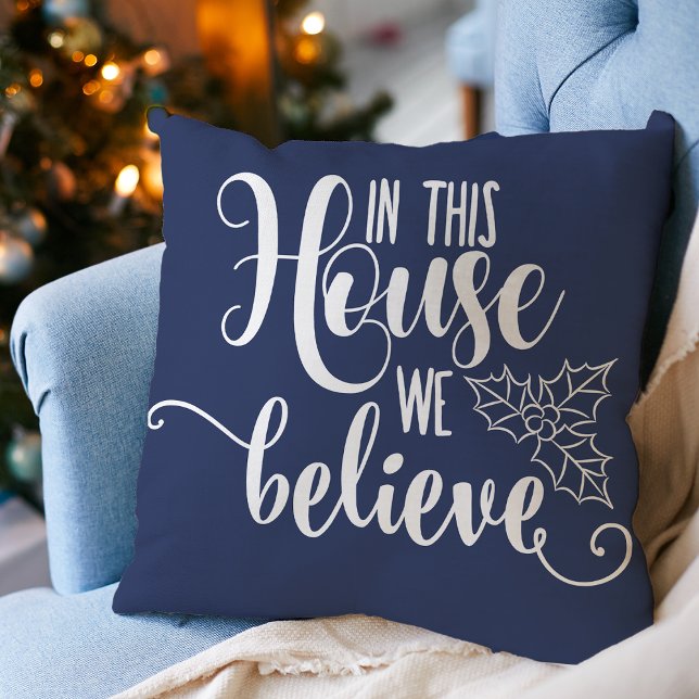 Coussin Noël Dans Cette Chambre Nous Croyons Marine Bleu (Christmas Home Decor In This House We Believe Throw Pillow)