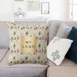 Coussin Noël gnomes nordique ferme logo entreprise<br><div class="desc">Arrière - plan beige à la décoration traditionnelle scandinave de la ferme de Noël,  gnomes,  billots de bois,  pins. Personnalisez et ajoutez le logo de votre entreprise</div>