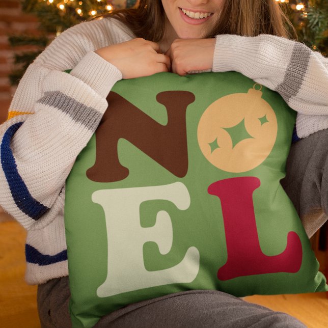 Coussin Noel Moderne Festive Retro Typographie Noël (This green pillow in retro colors spells out Noel in vintage typography.)