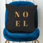 Coussin Noel noir et or | Noël tendance et élégant<br><div class="desc">Simple,  élégant et audacieux "Noel" citation coussin de vacances d'art en or élégant sur un arrière - plan noir luxe dans le style moderne minimaliste typographique. L'accueil peut être facilement personnalisé pour un design de vacances unique et personnel qui se démarque de la foule!</div>