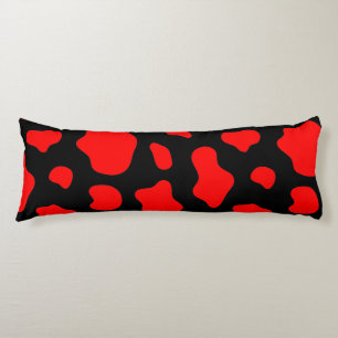 Coussin noir avec des taches rouges.