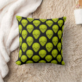 Coussin noir avec tête Alien verte (Couverture)