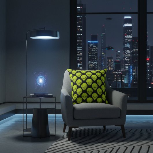 Coussin noir avec tête Alien verte