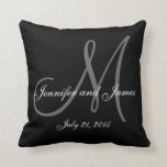 Coussin Noir Blanc Monogramme Noms Mariage Keepsaké Coussi<br><div class="desc">Personnalisé noir blanc et gris Monogrammé américain MoJo Jouer l'oreiller avec les noms des mariés et des mariés et la date du mariage. Fait un grand cadeau pour les jeunes mariés. Idéal pour votre chambre, chaise préférée, comme décor amusant dans votre chambre familiale ou ajout décoratif formel à votre salon....</div>