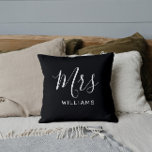 Coussin Noir Calligraphie Mariée mariée à nouveau Mme Cous<br><div class="desc">Une douche nuptiale parfaite ou un cadeau mariage. Cette belle couverture de coussin comporte un texte de calligraphie élégant et élégant qui dit "Mme" et le texte de nom modifiable ci-dessous.</div>