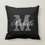 Coussin Noir chic personnalisé du carreau | de monogramme<br><div class="desc">Couleur noire personnalisée du carreau | de monogramme. Coussin de Personalizable décoré d'un monogramme avec la lettre nommée et initiale. Dans la couleur grise ou faite sur commande élégante d'arrière - plan. Conception élégante des textes de typographie de manuscrit. Décor à la maison chic chic pour le divan ou le...</div>