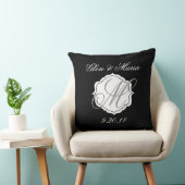 Coussin noir et blanc de date de mariage de (Chaise)