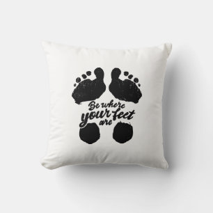 Coussin Noir et blanc "Soyez là où sont vos pieds" Imprime