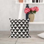 Coussin Noir et crème moderne Aztec Motif géométrique<br><div class="desc">Notre design élégant et attrayant d'oreiller jetable met à jour le motif aztèque traditionnel dans un motif géométrique épuré et moderne, palette de couleurs audacieuses de noir classique et riche ivoire crème. Vous voulez ce design dans une autre couleur que vous ne voyez pas dans mon magasin ? Contactez-moi via...</div>