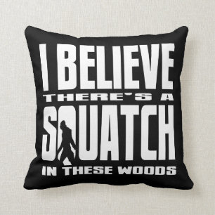 Coussin Noir - je crois qu'il y a des SQUATCH en ces bois