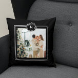 Coussin Noir moderne | Photo de famille | Initiale<br><div class="desc">Noir moderne | Photo de famille | Initiale</div>