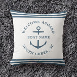 Coussin Nom de bateau personnalisé moderne Bienvenue à bor<br><div class="desc">Nom de bateau moderne minimaliste sur mesure jetez l'oreiller en bleu poussiéreux avec des rayures nautiques et la lecture d'ancre BIENVENUE à BORD ainsi que le nom de la marina,  quai,  club de yacht,  ou ville.</div>