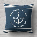 Coussin Nom de bateau personnalisé moderne Bienvenue à bor<br><div class="desc">Nom de bateau moderne minimaliste sur mesure jetez l'oreiller en bleu poussiéreux avec des rayures nautiques et la lecture d'ancre BIENVENUE à BORD ainsi que le nom de la marina,  quai,  club de yacht,  ou ville.</div>