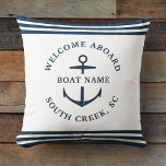 Coussin Nom de bateau personnalisé moderne Bienvenue à bor<br><div class="desc">Nom de bateau moderne minimaliste sur mesure jetez l'oreiller en bleu poussiéreux avec des rayures nautiques et la lecture d'ancre BIENVENUE à BORD ainsi que le nom de la marina,  quai,  club de yacht,  ou ville.</div>