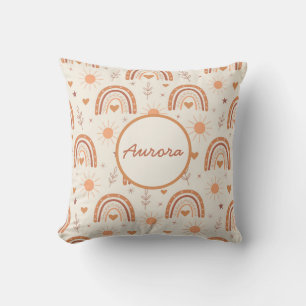 Coussin Nom de bébé arc-en-ciel boho en terre cuite