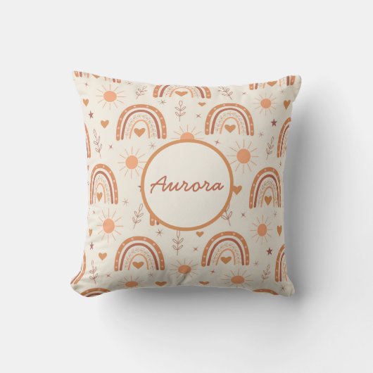 Coussin Nom de bébé arc-en-ciel boho en terre cuite (Recto)