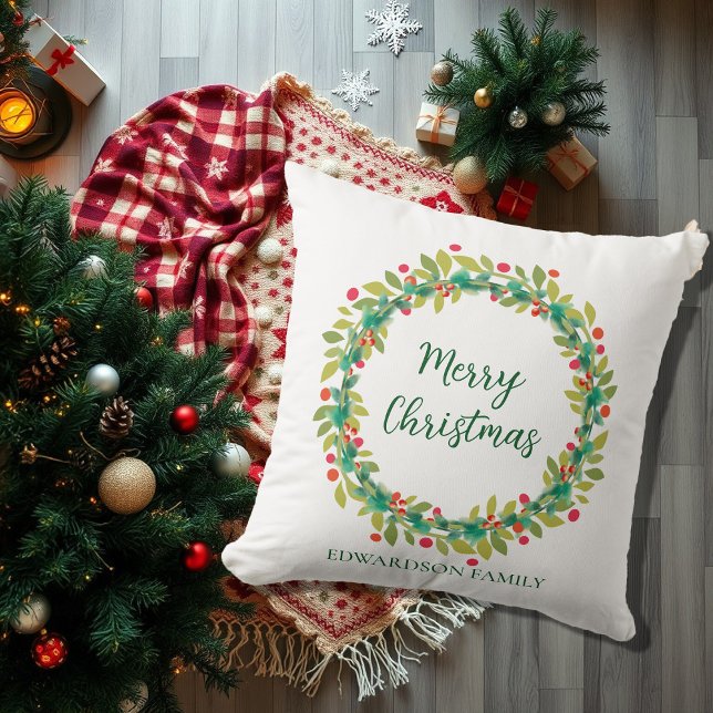 Coussin Nom de famille de la couronne rustique Joyeux Noël (Rustic wreath family name Merry Christmas Throw Pillow.
Very nice pillow for the holiday season.)