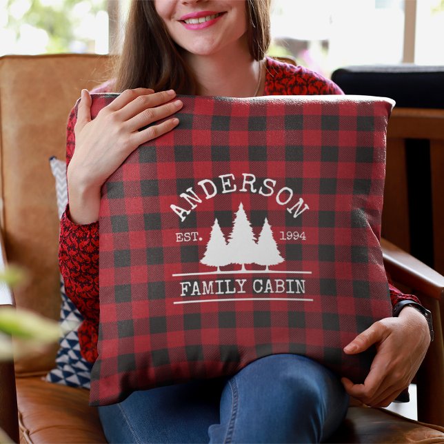 Coussin Nom de famille du cabine Red Buffalo Plaid (Customize to change text size or text style.)