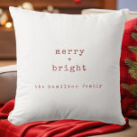Coussin Nom de famille personnalisé Joyeux   Noël brillant<br><div class="desc">Joyeux rouge et blanc   oreiller personnalisé brillant de Noël jetez. Cet oreiller de bienvenue est doté d'un arrière - plan blanc avec le texte rouge de Noël. Tout le texte peut être customisé et remplacé par n'importe quel texte de votre choix.</div>