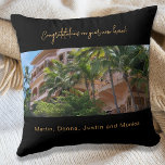 Coussin Nom de la photo du chauffage de la maison noir<br><div class="desc">Un arrière - plan noir. Ajoutez une photo de la maison des nouveaux propriétaires et de leurs noms. Un cadeau d'amis ou d'agents immobiliers pour vos clients des cadeaux - félicitations pour une nouvelle maison.</div>