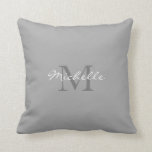 Coussin Nom de monogramme personnel gris rustique moderne<br><div class="desc">Un monogramme gris moderne et rustique lance l'oreiller.
Vous pouvez ajouter votre nom et votre monogramme.</div>