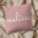 Coussin Nom de script élégant personnalisé Dusty Rose rose<br><div class="desc">Personnalisez le nom dans un script moderne pour créer un cadeau unique. Conçu par Thisisnotme©</div>