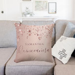 Coussin Nom des étoiles d'or rose de Quinceanera<br><div class="desc">Un coussin pour une Quinceañera,  chambre pour filles de 15 ans. Un arrière - plan d'or faux rose avec d'élégantes étoiles brillantes d'or faux rose. Texte : Quinceañera est écrit en or rose foncé avec un grand script de style manuscrit moderne. Tentez un nom.</div>