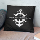 Coussin Nom du bateau moderne Ancre de roue du navire Naut<br><div class="desc">Le bateau nautique lance l'oreiller en lisant votre nom de bateau personnalisé entouré d'un puits de bateau et ancre sur le noir.</div>