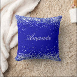 Coussin Nom du confetti bleu royal<br><div class="desc">Une couleur arrière - plan bleue royale tendance. Décoré de confettis. Personnalisez et ajoutez un nom. Le nom est écrit avec un script de style moderne écrit à la main.</div>