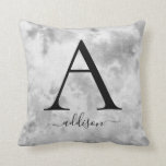 Coussin Nom du monogramme à Cravate gris-noir<br><div class="desc">monogramme gris et blanc cravate-teint et coussin de nom pour sa literie. Une conception personnalisée teintée de cravate qu'elle adorera.</div>