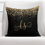 Coussin Nom du monogramme de la Parties scintillant d'or<br><div class="desc">Oreillers à lancer Monogram Parties scintillant Or Glam. Personnalisez facilement ce design d'oreiller chic et branché avec une élégante parties scintillant dorée brillante sur un arrière - plan noir. Le design comprend votre monogramme manuscrit avec de jolis tourbillons et votre nom.</div>