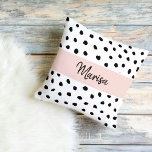 Coussin Nom du monogramme moderne | Points rose et noir Pa<br><div class="desc">Nom du monogramme moderne | Points rose et noir Pastel</div>