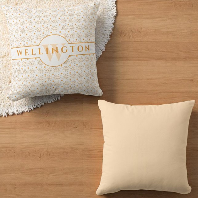 Coussin Nom du monogramme orange amusant Main dessinée Sun (Front and back monogram matching color back)