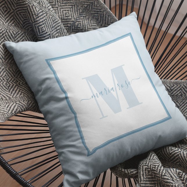 Coussin Nom du monogramme personnalisé bleu simple (Blue monogram throw pillow)