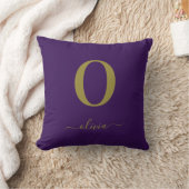 Coussin Nom Du Script Monogramme Personnalisé Purple Et Or (Couverture)