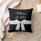 Coussin Nom et année de mariage avec un nœud blanc (Couverture)