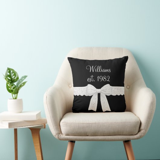 Coussin Nom et année de mariage avec un nœud blanc (Chaise)